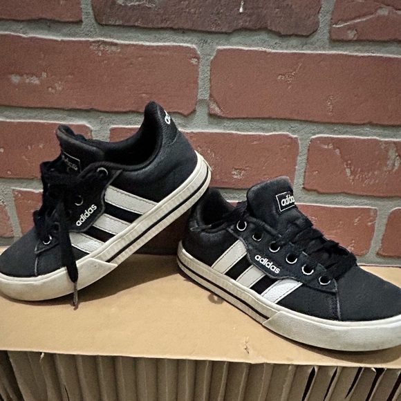 Adidas little boys 3 stripe canvas sneakers black w/white stripes - Picture 2 of 6